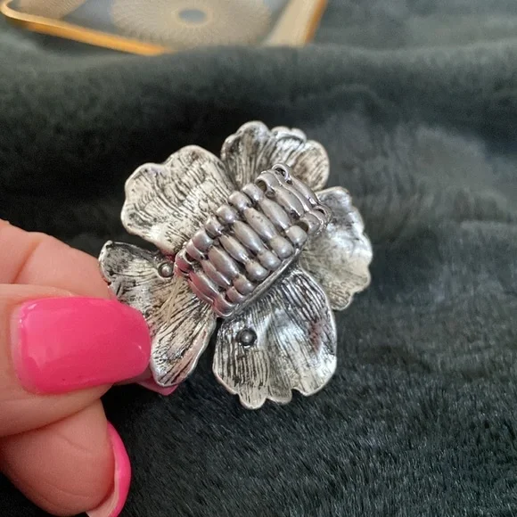 Beautiful silver tone flower 🌸 ring stretch band size 6.5 + - Picture 6 of 13